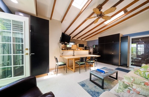 Topanga House | Guesthouse with views, pool and comfort.