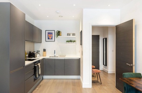 Queen's Park Apartment | GuestReady - Chic Urban Retreat with Balcony | 20min Oxford Circus