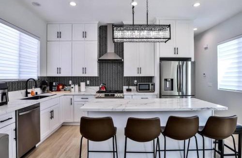 Westminster House | H&H New Built 2023 Hidden Gem Heart of OC 3 Queen Beds