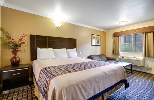 La Puente Hotel | Hacienda Inn