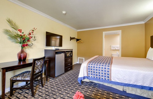 La Puente Hotel | Hacienda Inn