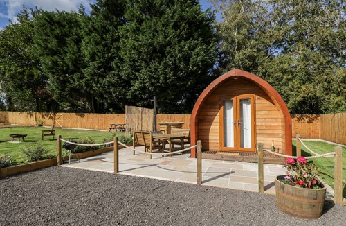 Berkeley Cottage | HALMORE POD, romantic, with hot tub in Berkeley