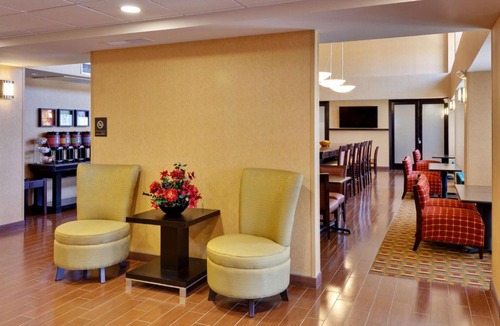 Herndon Hotel | Hampton Inn & Suites Fresno - Northwest