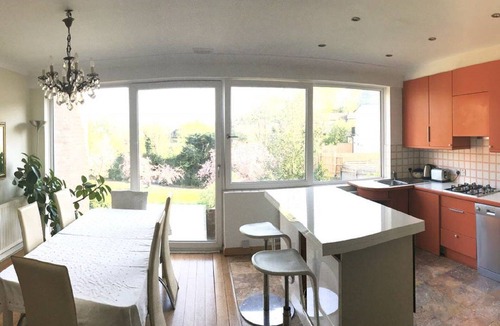 Childs Hill House | Happy Hampstead Home (sleeps 6)
