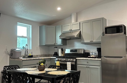 Southeast Anaheim Apartment | Harmony retreat~Near Disney~ConvtCenter~Beach&variety of entertainment optionsnn