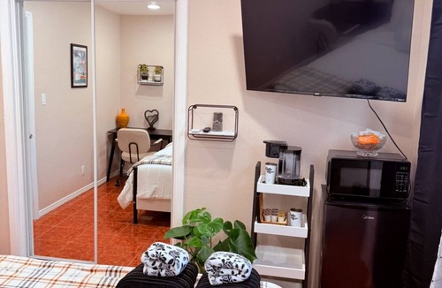 Hawthorne House | Hawthorne Hideaway - Near LAX & Sofi