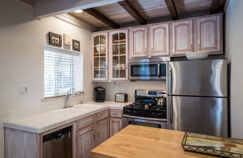 Santa Monica Canyon House | HEART HOUSE AT THE BEACH! 1 block from the beach in our comfy bungalow.