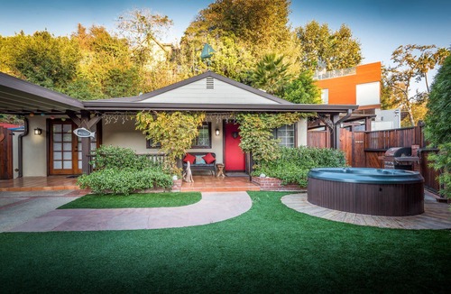 Santa Monica Canyon House | HEART HOUSE AT THE BEACH! 1 block from the beach in our comfy bungalow.
