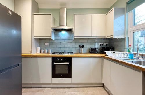 Finchley Church End House | Henry's 3 Bedroom apartment in Finchley