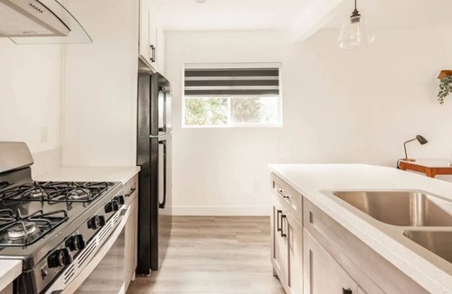 Los Angeles House | HexHaus, a Bright & Modern Newly Renovated Home with Free Parking