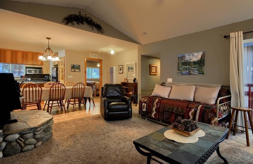 North Wawona House | Hibernation Hideaway- Inside Yosemite- Dog Friendly!