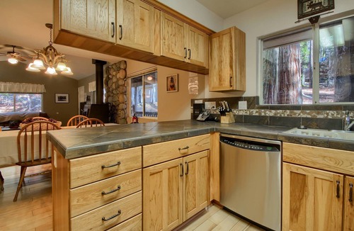 North Wawona House | Hibernation Hideaway- Inside Yosemite- Dog Friendly!