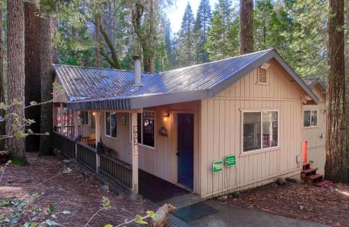 North Wawona House | Hibernation Hideaway- Inside Yosemite- Dog Friendly