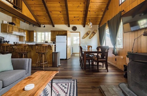 Big Bear Cabin | Hidden Pines Cabin is a 1970's two-story Cabin that features modern upgrades