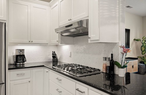 Chico House | Hidden Retreat: king bed/pool/86in tv/stocked kitchen/traeger