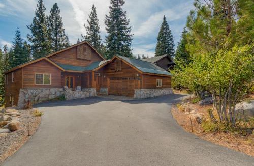 Truckee House | High Altitude at Tahoe Donner - Huge 4 BR with Private Hot Tub, Pool Table, Ping Pong, HOA Amenities