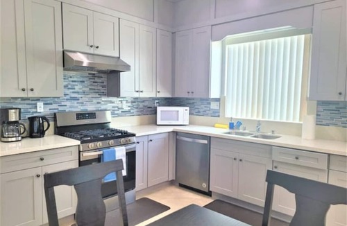 Garden Grove House | High Ceiling*2-levels Home*5 miles to Disneyland