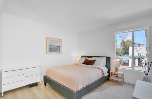 Tarzana Apartment | High Ceilings 3BR with Loft-2 Baths Pool & Jacuzzi