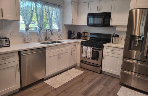 Victorville House | High Desert Dream 3bd/3bth, sleeps 8, fast Wi-Fi, smart TVs in all bedrooms