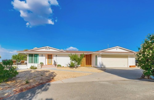 Llano House | High Desert Scenic Getaway! Hot Tub, BBQ, Fire Pit - 80 mins from LA