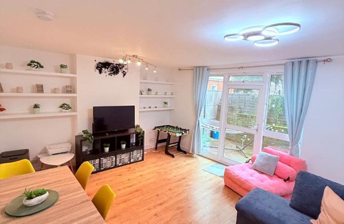 Camden Town Apartment | High Quality 3 BED FLAT for 9 people with 3 Bathrooms 3min from Camden Town plus private garden and huge living room