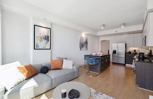 Carthay Circle Apartment | High-Rise 1bdr apartment in Korea Town with pool, gym and parking