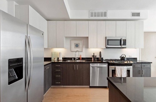 Carthay Circle Apartment | High-Rise 1bdr apartment in Korea Town with pool, gym and parking