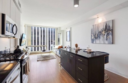 Carthay Circle Apartment | High-Rise 1bdr apartment in Korea Town with pool, gym and parking
