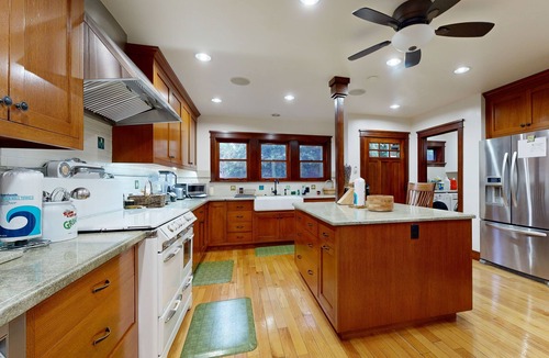 Eagle Rock House | Highest House in Highland Park | Private Hot Tub, Office & Chefs Kitchen