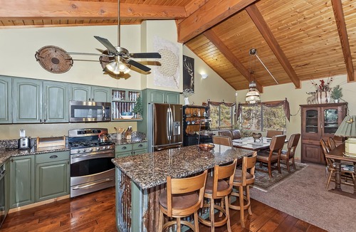 Eagle Mountain Estates Cabin | Highland House by Destination Big Bear : WiFi! HD Cable TV! Hot Tub! Fenced Yard! Propane BBQ!