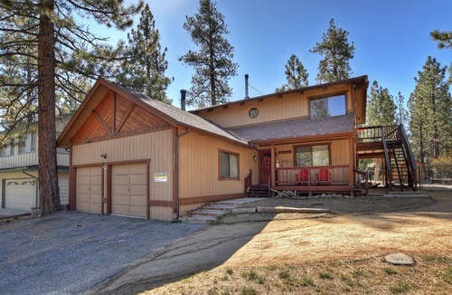 Eagle Mountain Estates Cabin | Highland House by Destination Big Bear : WiFi! HD Cable TV! Hot Tub! Fenced Yard! Propane BBQ!