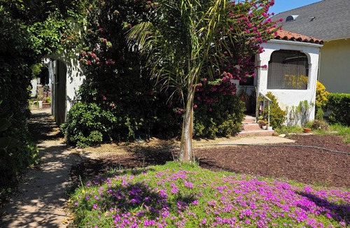 Highland Park Cottage | Highland Park Haven – Furnished 1BR Cottage w/Parking & Wi-Fi