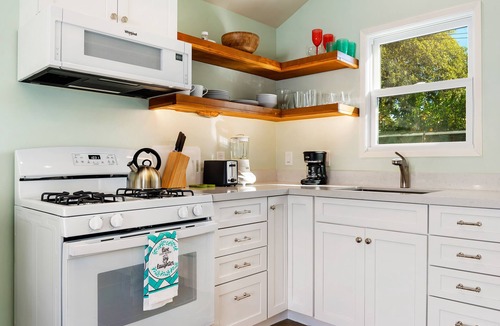 Montecito House | HIGHLY RATED! Comfortable Studio Cottage Walking Distance to Beach!