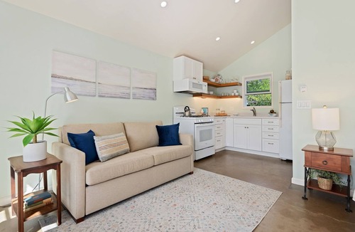 Montecito House | HIGHLY RATED! Comfortable Studio Cottage Walking Distance to Beach!