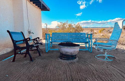 Twentynine Palms House | Hilltop Cabin with Starlink and View 10 mins to JT Park
