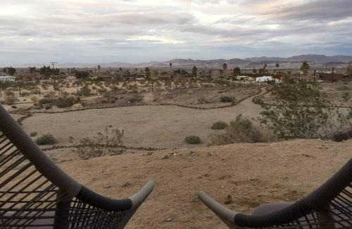 Twentynine Palms House | Hilltop Cabin with Starlink and View 10 mins to JT Park