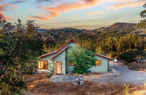 Yosemite Forks House | Hilltop Haven- Bright and Modern Cabin w/hot tub and stunning views