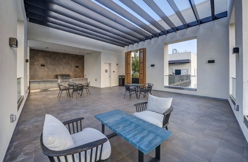 Little Tokyo House | Hip 1BR Loft in LA's Little Tokyo District