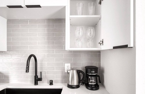 Los Feliz Apartment | Hip Hollywood Studio w/ BBQ, Pool & Gym, nr Melrose shops, by Blueground