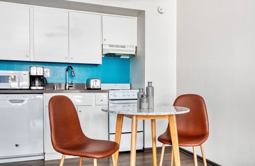 Studio City Apartment | Hip Studio City Studio w/Gym, Pool & W/D, near TJ & WF, by Blueground