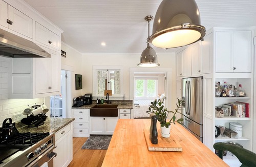 St. Helena House | Historic Saint Helena farm house one block from Main Street