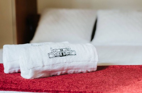 Oak Glen Bed & Breakfast | Historic Stone Oak Manor Bed & Breakfast