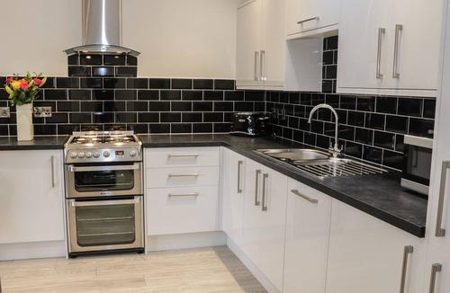 Cleeve Prior Cottage | HODEN VIEW, pet friendly, with a garden in Cleeve Prior