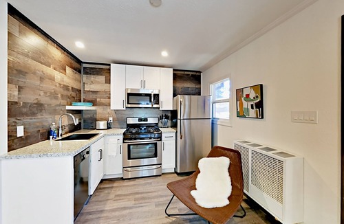 Lakeside Park House | Holiday Home & Hot Tub | Walk 12 Mins to Beach or 6 Mins to Heavenly Gondola