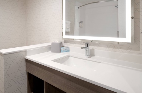 Hollister Hotel | Holiday Inn Express and Suites Hollister by IHG