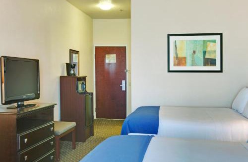 Delano Hotel | Holiday Inn Express Delano Highway 99 by IHG