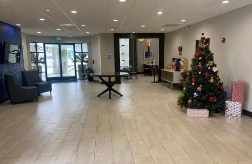 Hermosa Beach Hotel | Holiday Inn Express Hotel & Suites Hermosa Beach by IHG