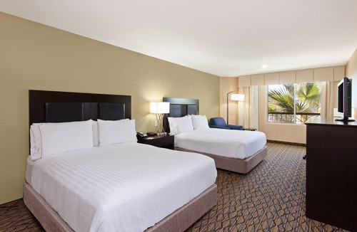 Santa Ana Heights Hotel | Holiday Inn Express Newport Beach by IHG