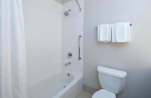 Magnesia Falls Cove Resort | Holiday Inn Express & Suites Rancho Mirage - Palm Spgs Area by IHG