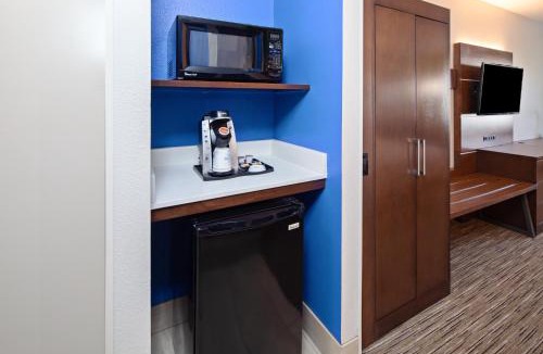 Magnesia Falls Cove Resort | Holiday Inn Express & Suites Rancho Mirage - Palm Spgs Area by IHG